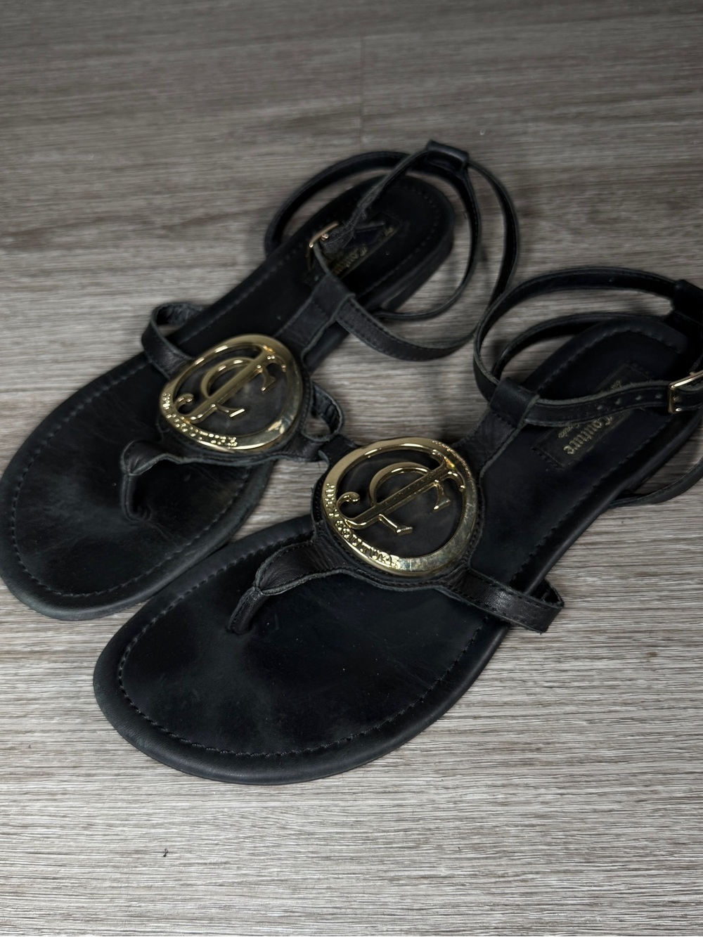 Y2K Juicy Couture Black Leather Thong Sandals with Gold Logo Emblem